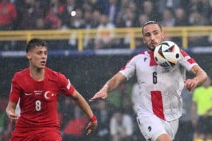 Georgiens Mittelfeldspieler (Nr. 06) Giorgi Kochorashvili mit dem türkischen Stürmer (Nr. 08) Arda Guler während des UEFA Euro 2024 Gruppe F Fußballspiels zwischen der Türkei und Georgien im BVB Stadion in Dortmund am 18. Juni 2024. (Foto: Alberto PIZZOLI / AFP)