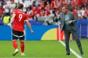 Österreichs Cheftrainer Ralf Rangnick spricht mit Österreichs Mittelfeldspieler Marcel Sabitzer (Nr. 09) während des Fußballspiels der UEFA Euro 2024 Gruppe D zwischen Polen und Österreich im Olympiastadion in Berlin am 21. Juni 2024. (Foto: AXEL HEIMKEN / AFP)