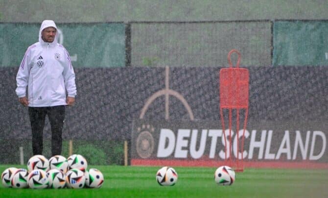 Am 30. Mai 2024 beaufsichtigt Deutschlands Cheftrainer Julian Nagelsmann eine Trainingseinheit der deutschen Fußballnationalmannschaft im regnerischen Blankenhain, Ostdeutschland, zur Vorbereitung auf die UEFA EURO 2024. (Foto: Tobias Schwarz / AFP)