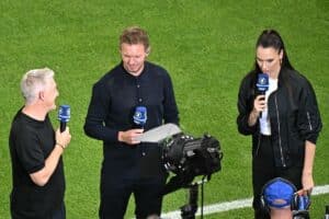 Deutschlands Cheftrainer Julian Nagelsmann (C) zusammen mit ARD Moderatoren Bastian Schweinsteiger und Esther Sedlacek vor dem Fußballspiel der UEFA Euro 2024 Gruppe A zwischen der Schweiz und Deutschland in der Frankfurt Arena in Frankfurt am Main am 23. Juni 2024. (Foto: JAVIER SORIANO / AFP)