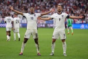 #10 Jude Bellingham und #09 Harry Kane jubeln über das 2:1 gegen die Slowakei im EM-Achtelfinale am 30.6.2024 in Geslenkirchen(Photo by Adrian DENNIS / AFP)