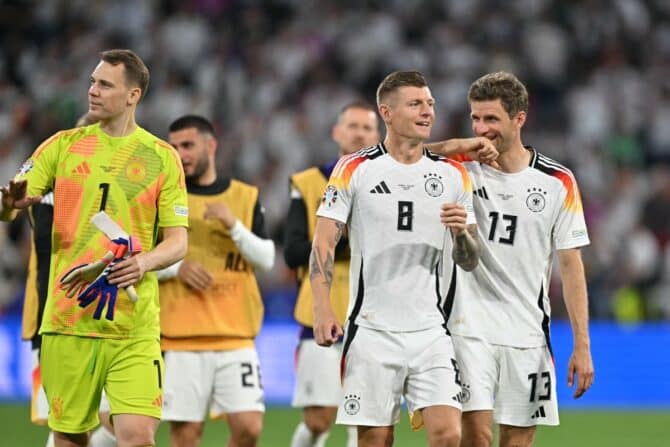 Manuel Neuer, Toni Kroos und Thomas Mueller feiern das 5:1 gegen Schottland am 14.6. in München (Photo by MIGUEL MEDINA / AFP)