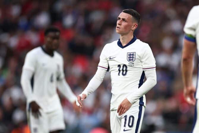 Englands Mittelfeldspieler #10 Phil Foden reagiert während des internationalen Fußball-Freundschaftsspiels zwischen England und Island im Wembley-Stadion in London am 7. Juni 2024. (Foto von HENRY NICHOLLS / AFP) 