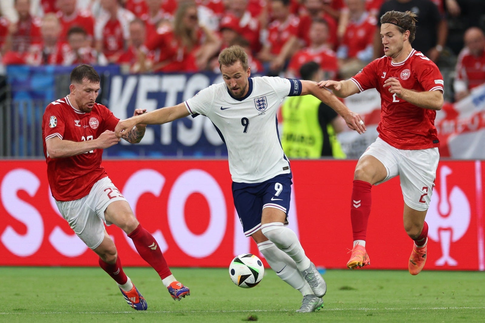 Englands Stürmer #09 Harry Kane (C), Dänemarks Mittelfeldspieler #23 Pierre-Emile Hojbjerg und Dänemarks Verteidiger #02 Joachim Andersen kämpfen um den Ball während des Fußballspiels der UEFA Euro 2024 Gruppe C zwischen Dänemark und England in der Frankfurt Arena in Frankfurt am Main am 20. Juni 2024. (Foto: Adrian DENNIS / AFP)