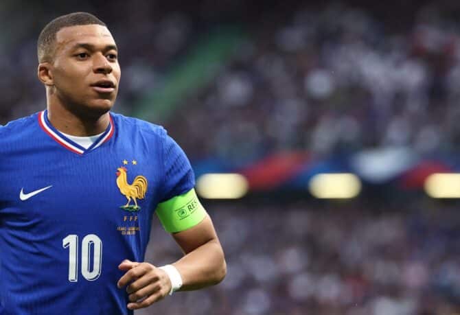 Frankreichs Stürmer Nr. 10 Kylian Mbappe schaut während des internationalen Freundschaftsspiels zwischen Frankreich und Luxemburg im Saint-Symphorien-Stadion in Longeville-les-Metz, Ostfrankreich, am 5. Juni 2024 zu. (Foto: FRANCK FIFE / AFP)