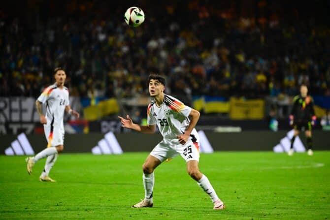 Der deutsche Mittelfeldspieler Aleksandar Pavlovic (Nr. 25) sieht den Ball während des Freundschaftsspiels Deutschland gegen Ukraine am 3. Juni 2024 in Nürnberg, Ostdeutschland. (Foto: Tobias SCHWARZ / AFP)