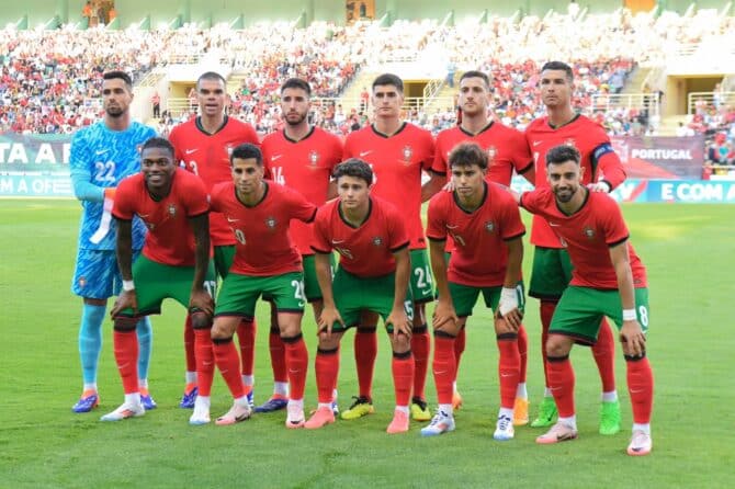 Portugals Spieler posieren vor dem internationalen Freundschaftsspiel zwischen Portugal und Irland im städtischen Stadion in Aveiro am 11. Juni 2024, im Vorfeld der UEFA Euro 2024 in Deutschland. (Foto: MIGUEL RIOPA / AFP)