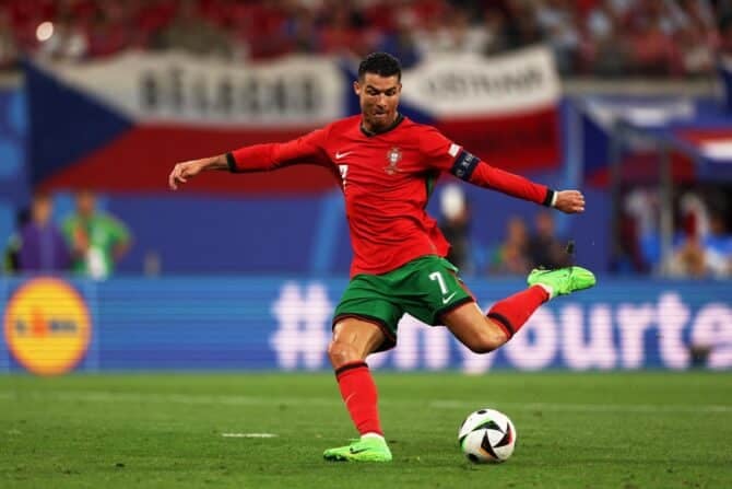 Portugals Stürmer Cristiano Ronaldo (Nr. 07) schießt den Ball während des Fußballspiels der UEFA Euro 2024 Gruppe F zwischen Portugal und der Tschechischen Republik im Leipziger Stadion am 18. Juni 2024. (Foto: Adrian DENNIS / AFP)