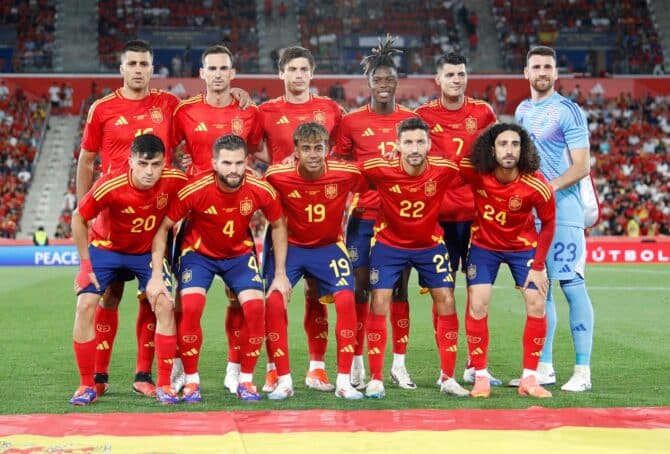 Spaniens Spieler posieren für ein Mannschaftsfoto vor dem Beginn des Fußball-Länderspiels zwischen Spanien und Nordirland im Stadion Son Moix in Palma de Mallorca am 8. Juni 2024. (Foto: JAIME REINA / AFP)