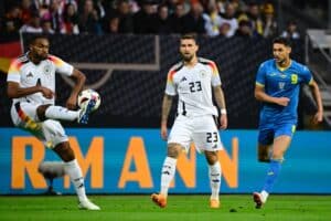 Der deutsche Verteidiger Jonathan Tah (Nr. 04) kontrolliert den Ball während des Freundschaftsspiels Deutschland gegen die Ukraine in Nürnberg, Ostdeutschland, am 3. Juni 2024. (Foto: Tobias SCHWARZ / AFP)