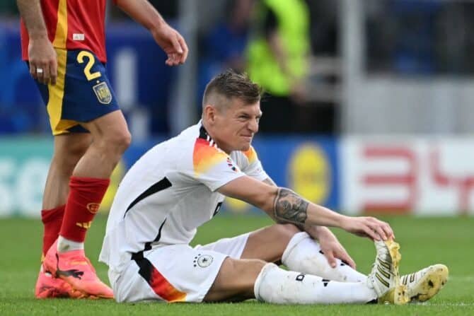 Der deutsche Mittelfeldspieler Toni Kroos (Nr. 08) reagiert nach einem Krampf während des Viertelfinalspiels der UEFA Euro 2024 zwischen Spanien und Deutschland in der Stuttgarter Arena am 5. Juli 2024 mit Schmerzen. (Foto: THOMAS KIENZLE / AFP)