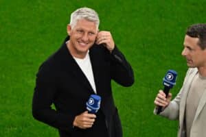 Bastian Schweinsteiger im EM Halbfinale mit Alex Bommes in der ARD TV Übertragung vor Niederlande - England (Photo by INA FASSBENDER / AFP)