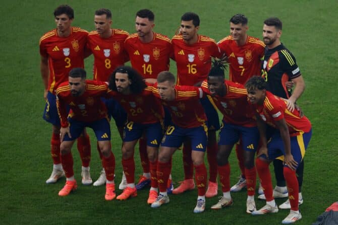 (Oben von links) Spaniens Verteidiger #03 Robin Le Normand, Spaniens Mittelfeldspieler #08 Fabian Ruiz, Spaniens Verteidiger #14 Aymeric Laporte, Spaniens Mittelfeldspieler #16 Rodri, Spaniens Stürmer #07 Alvaro Morata, Spaniens Torwart #23 Unai Simon, (unten von links) Spaniens Verteidiger #02 Dani Carvajal, Spaniens Verteidiger #24 Marc Cucurella, Spaniens Stürmer #10 Daniel Olmo, Spaniens Mittelfeldspieler #17 Nico Williams und Spaniens Stürmer #19 Lamine Yamal posieren für ein Foto während des UEFA Euro 2024-Endspiels zwischen Spanien und England im Olympiastadion in Berlin am 14. Juli 2024. (Foto: Odd ANDERSEN / AFP)