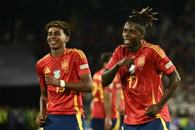 Der spanische Mittelfeldspieler Nico Williams (Nr. 17) feiert den dritten Treffer seiner Mannschaft mit seinen Mannschaftskameraden Lamine Yamal (Nr. 19), während des Achtelfinalspiels der UEFA Euro 2024 zwischen Spanien und Georgien im Kölner Stadion am 30. Juni 2024. (Foto: Angelos Tzortzinis / AFP)