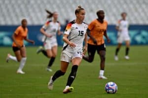 Deutschlands Verteidigerin #15 Giulia Gwinn mit dem Ball im Frauenfußballspiel der Gruppe B zwischen Sambia und Deutschland während der Olympischen Spiele Paris 2024 im Geoffroy-Guichard-Stadion in Saint-Etienne am 31. Juli 2024. (Foto von Arnaud FINISTRE / AFP)