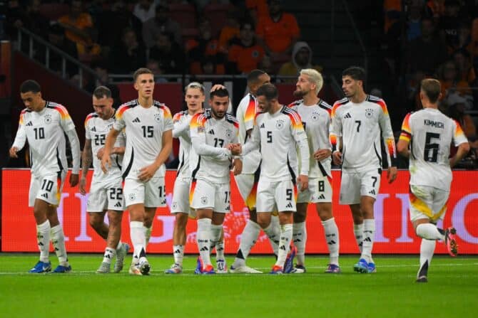 Deutschlands Stürmer #13 Deniz Undav (C) feiert mit seinen Mannschaftskameraden nach dem ersten Tor seiner Mannschaft während des UEFA Nations League Fußballspiels zwischen den Niederlanden und Deutschland in der Johan Cruyff Arena in Amsterdam, am 10. September 2024. (Foto: NICOLAS TUCAT / AFP)