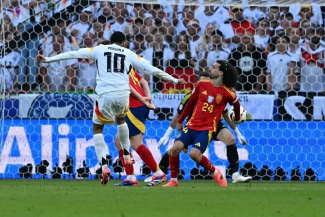 Der spanische Verteidiger Marc Cucurella (Nr. 24) blockiert einen Schuss des deutschen Mittelfeldspielers Jamal Musiala (Nr. 10) mit der Hand während des Viertelfinalspiels der UEFA Euro 2024 zwischen Spanien und Deutschland in der Stuttgarter Arena am 5. Juli 2024. (Foto: THOMAS KIENZLE / AFP)