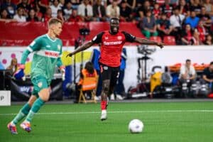 Victor Boniface von Leverkusen trifft gegen den VfB Stuttgart und Alex Nübel im DFB Supercup 2024 ( Foto Depositphotos.com)