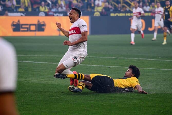 Jamie Leweling (VfB)und Karim Adeyemi (BVB),beim Fußballspiel der Bundesliga Borussia Dortmund gegen Stuttgart im Signal Iduna Park (Foto Depositphotos.com)