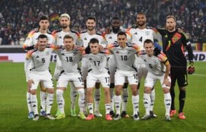 Die deutsche Mannschaftsaufstellung posiert vor dem UEFA Nations League-Fußballspiel zwischen Deutschland und Bosnien und Herzegowina am 16. November 2024 in Freiburg. (Foto: Thomas KIENZLE / AFP)