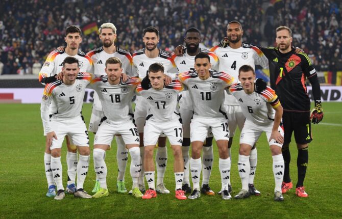 Die Aufstellung der deutschen Mannschaft posiert vor dem Fußballspiel der UEFA Nations League zwischen Deutschland und Bosnien und Herzegowina am 16. November 2024 in Freiburg. (Foto: Thomas KIENZLE / AFP)