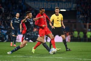 Ivan Ordets gegen Leroy Sane beimFußballspiel in der Bundesliga VfL Bochum 1848 gegen FC Bayern München (Foto Depositphotos.com)