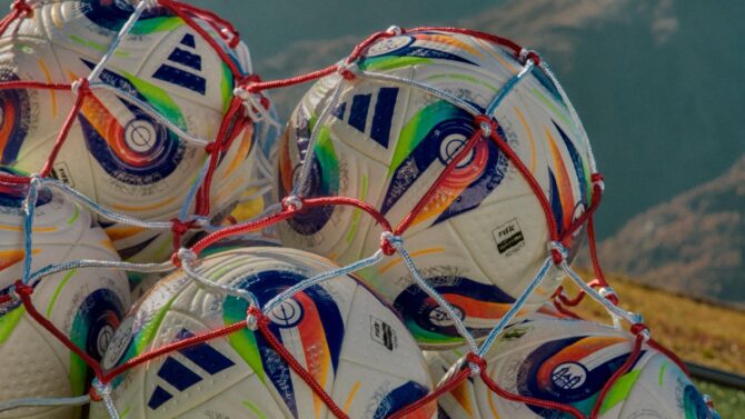 Der neue Adidas offizielle Spielball "Konektis" der Frauen-EM 2024 (Copyright Adidas)